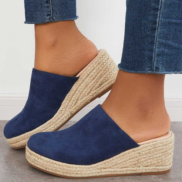 Women's casual flat sandals for everyday comfort & style. Lightweight slip-on design, perfect for summer.