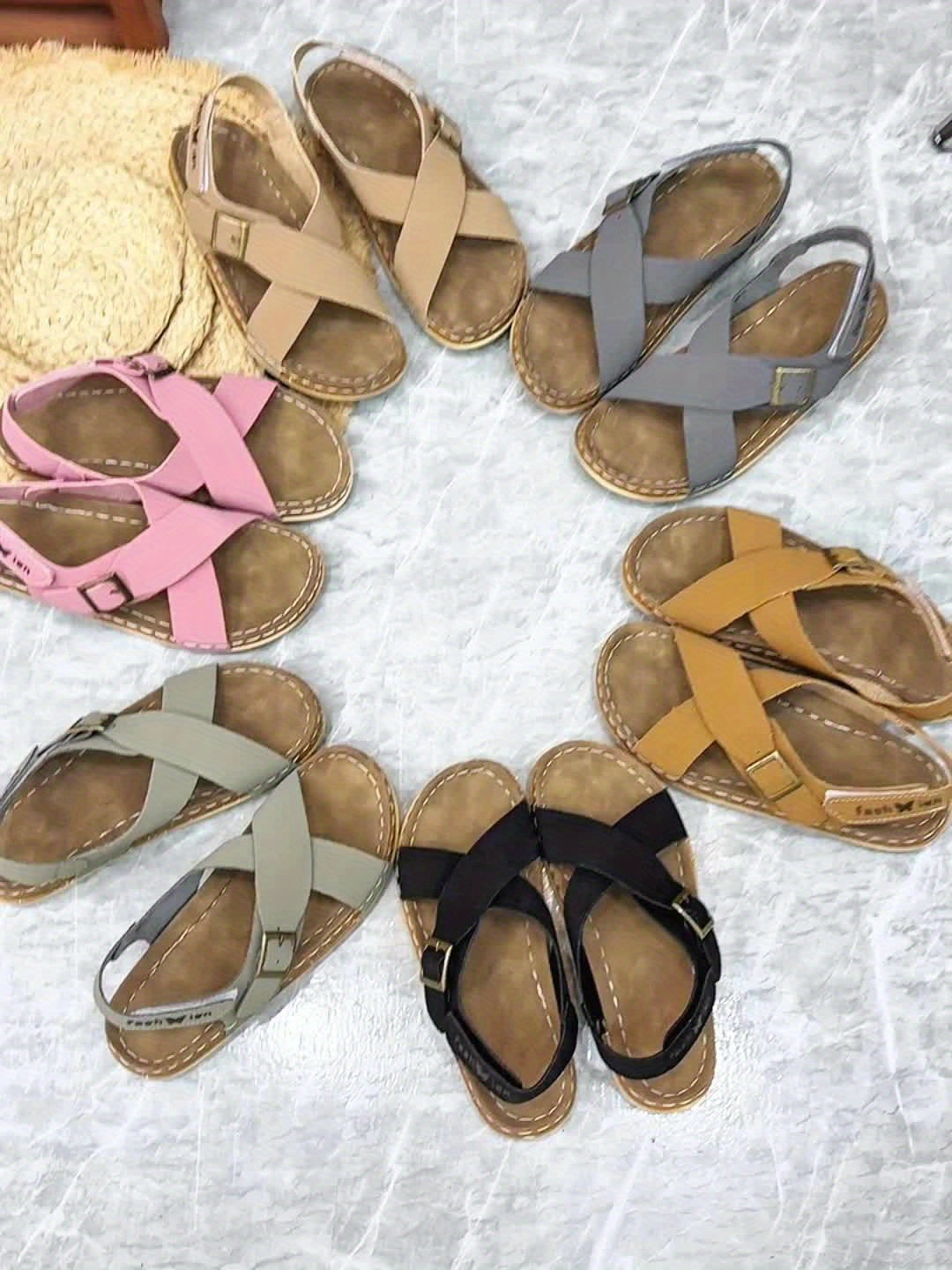 Open-toe ladies' flat sandals, perfect for casual everyday comfort and summer style.