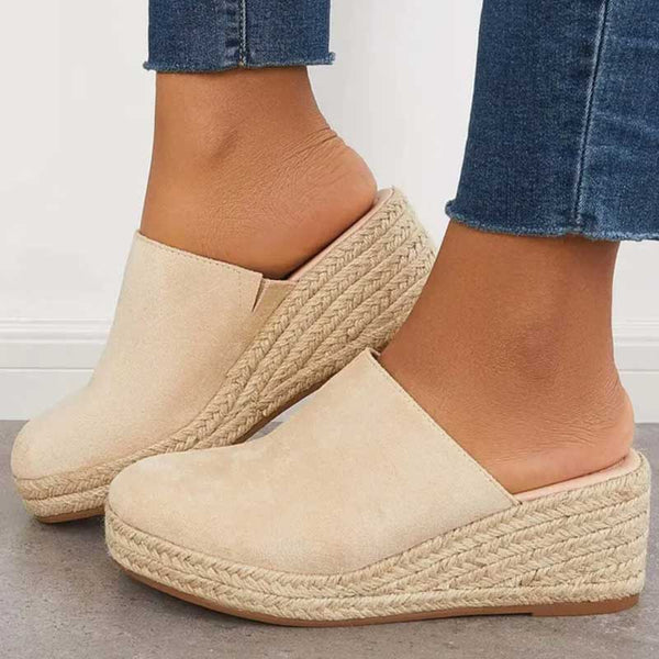 Stylish women's slip-on sandals, ideal for versatile everyday wear. Comfortable flat design for summer fashion.