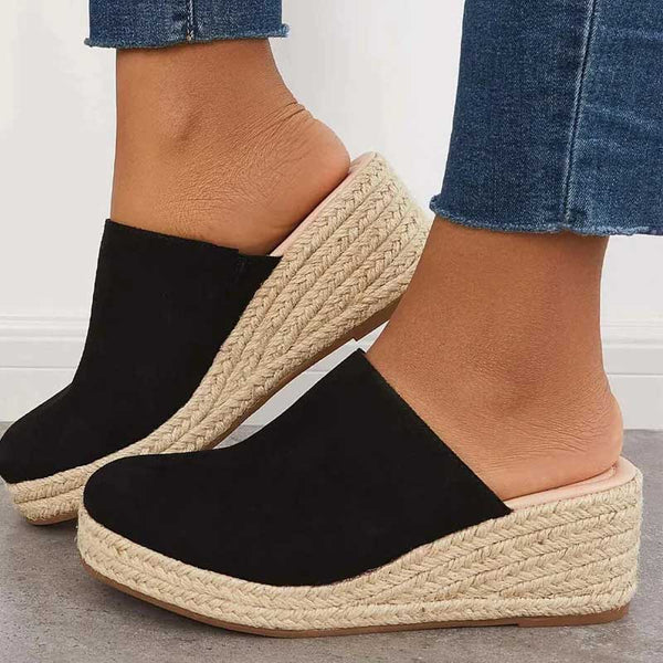 Lightweight women's casual sandals with an effortless slip-on design. Comfortable flat footwear for daily summer style.
