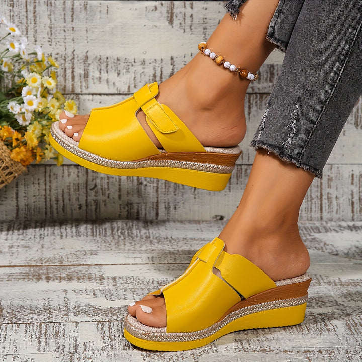 Casual flat sandals for women, providing stylish comfort for summer, walking, & daily activities.