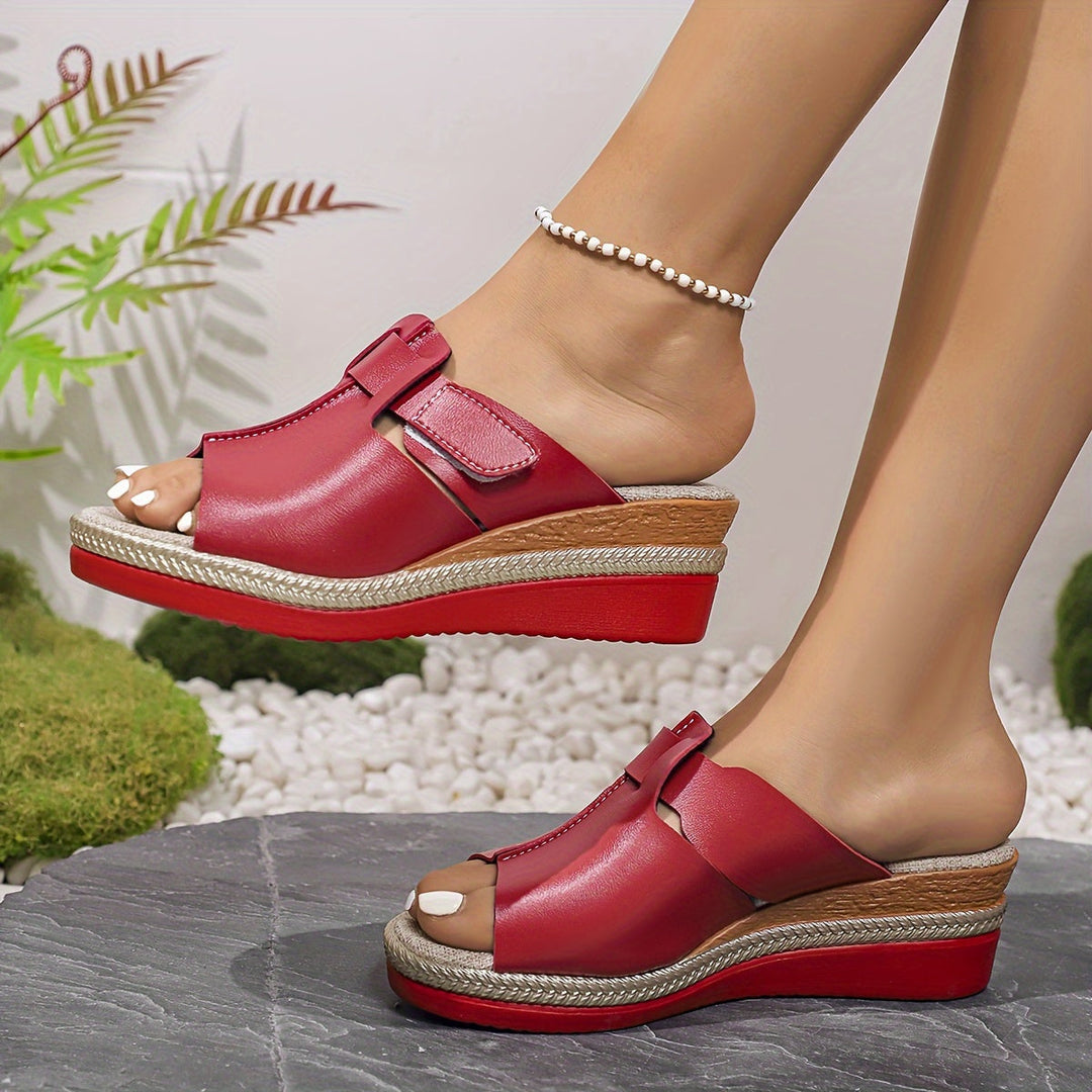 Stylish & comfortable flat open-toe sandals for women, perfect for warm weather.