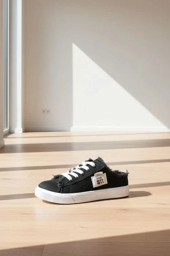 Everyday women's high-top sneakers with lace-up closure, essential for casual spring fashion.