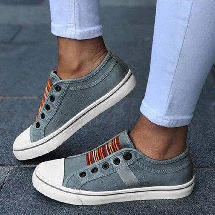 Women's casual lightweight sneakers, perfect for everyday walking. Comfortable lace-up trainers for versatile fashion.