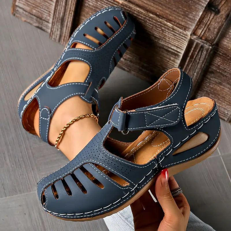 Comfortable modern women's sandals, perfect for casual everyday wear. Stylish summer flats with versatile design.
