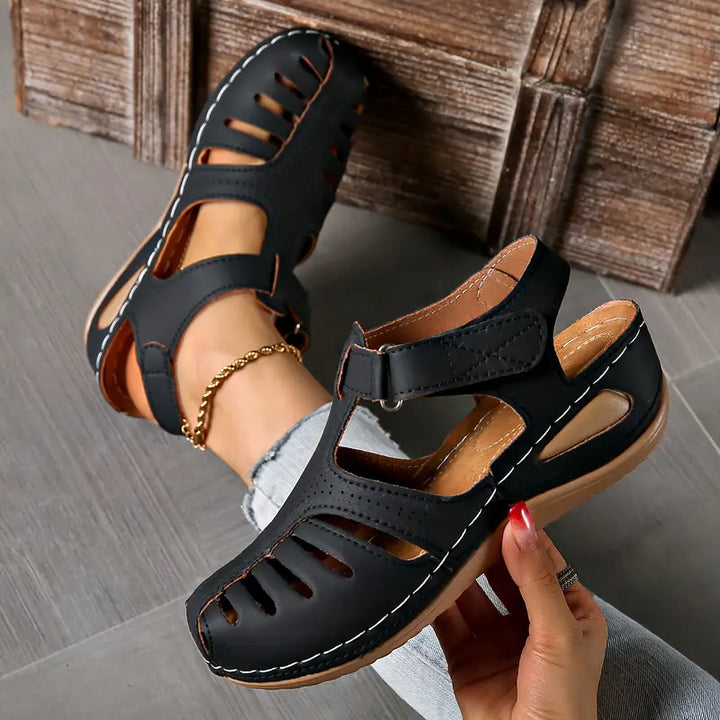 Versatile women's summer sandals, ideal for everyday casual wear. Stylish and comfortable slip-on flats for modern fashion.