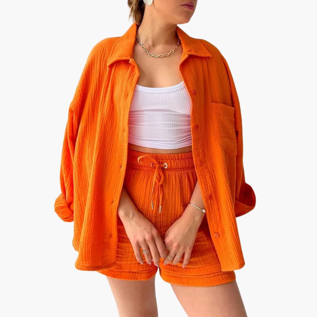 Women's two-piece summer outfit. Breathable material, ideal for warm days.