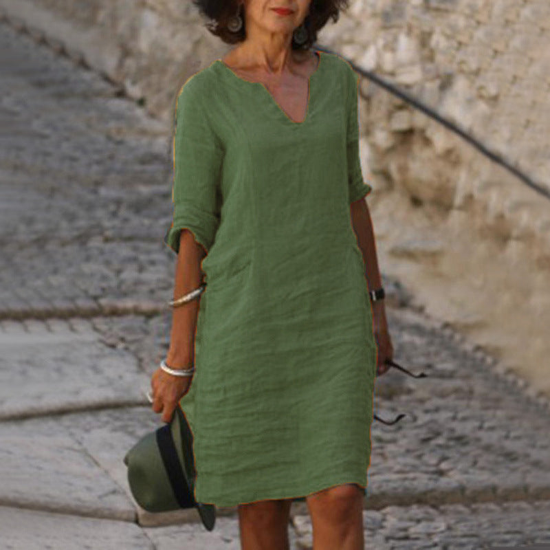 Effortless style: women's V-neck midi dress, ideal for vacation or a casual day out. 3/4 sleeves.