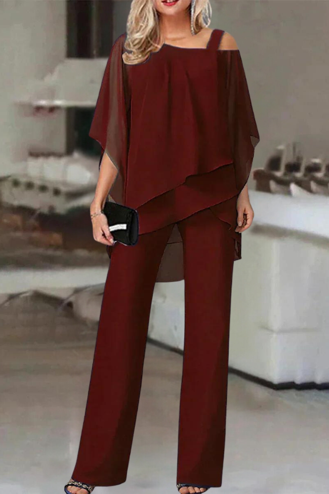 Modern women's matching blouse & pants outfit. Stylish and comfortable two-piece set, ideal for various occasions.