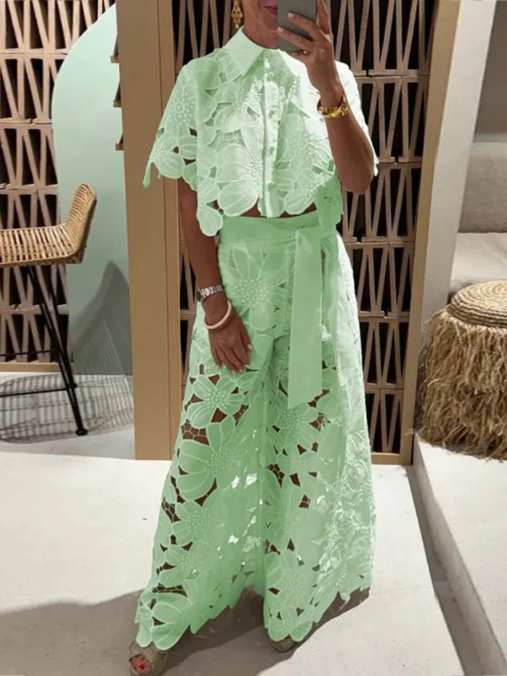 Chic women's floral print two-piece set. Stylish cropped blouse and comfortable wide-leg trousers.