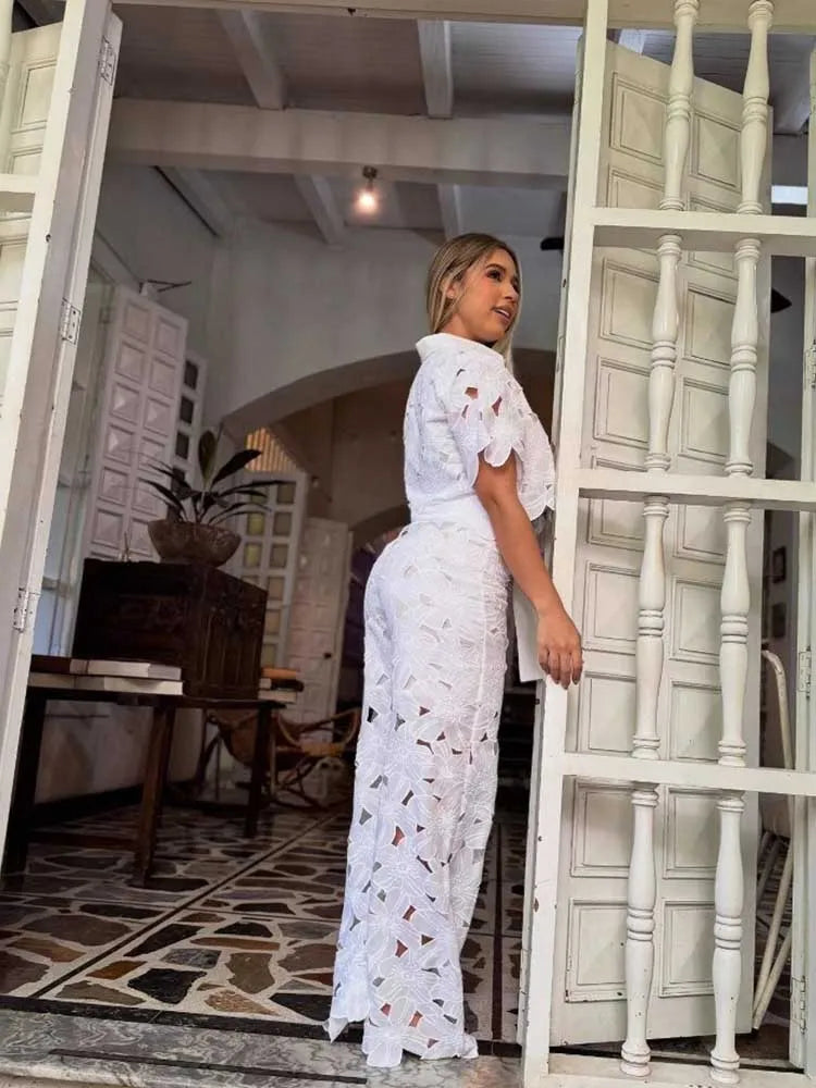 Women's floral print cropped top & matching high-waisted wide-leg pants set. Perfect for summer fashion.
