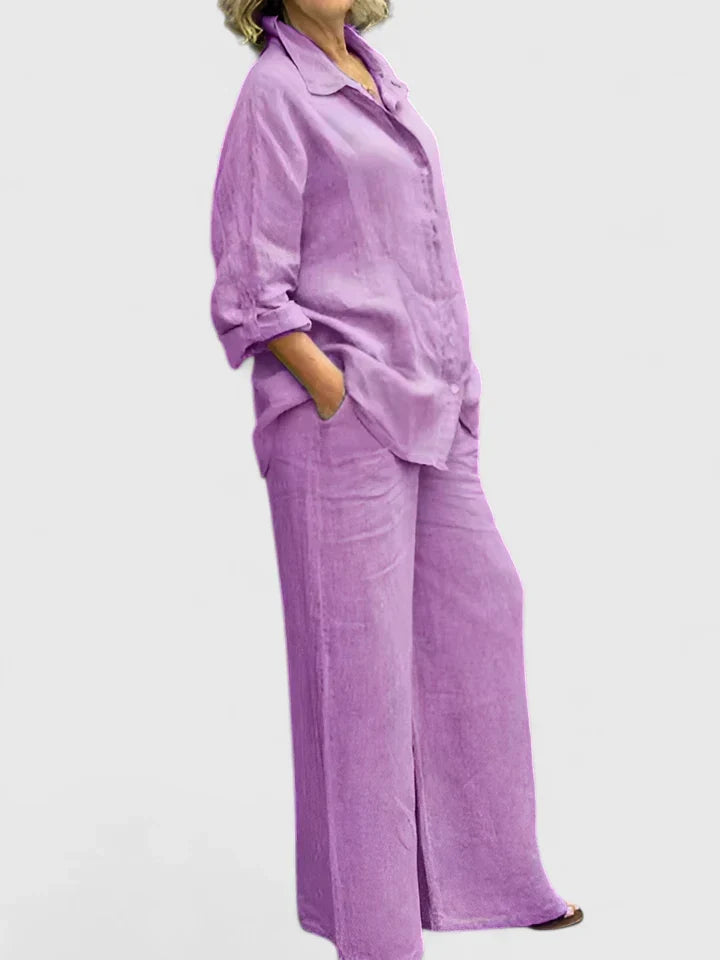Women's chic lounge set in a relaxed fit, perfect for comfortable everyday style.