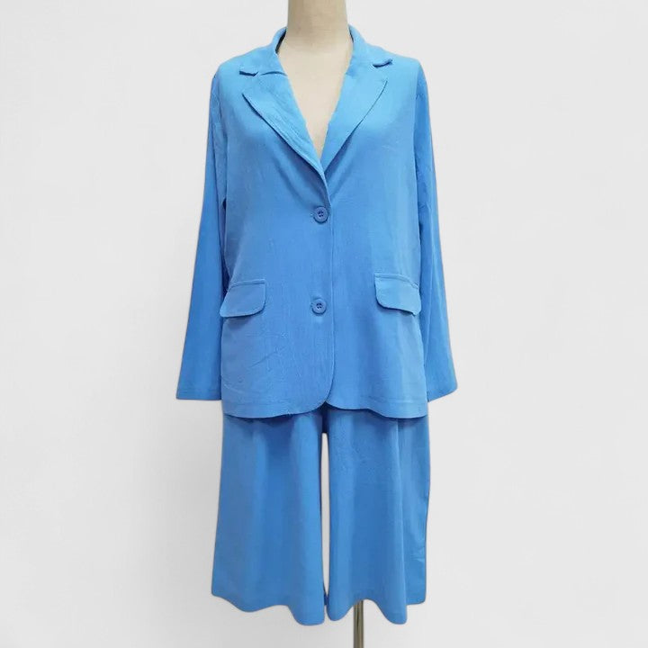 Comfortable & chic women's two-piece set: a stylish blazer paired with relaxed fit Bermuda shorts for summer.