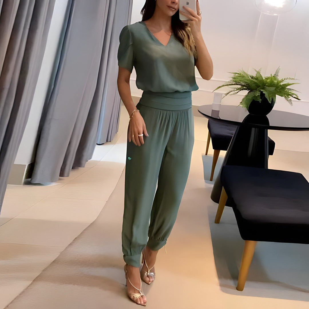 Comfortable coordinated women's set featuring a top with puff sleeves and relaxed fit trousers. Effortless modern fashion.