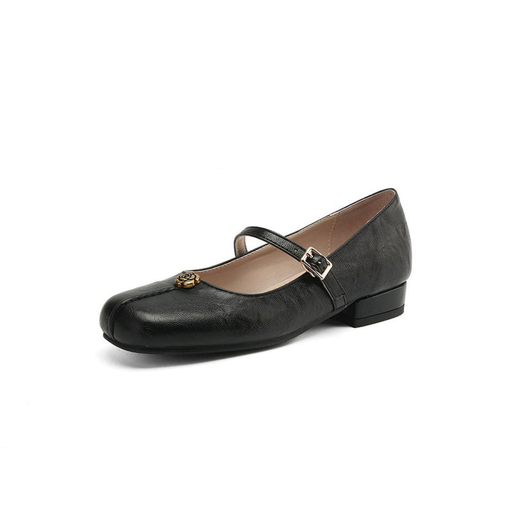 Pair of women's black ballet flats with delicate strap, ideal for comfortable everyday wear