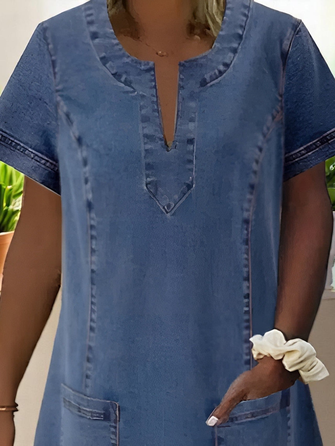 Relaxed fit women's short sleeve shift dress, ideal for comfortable summer wear. Elegant yet casual style.