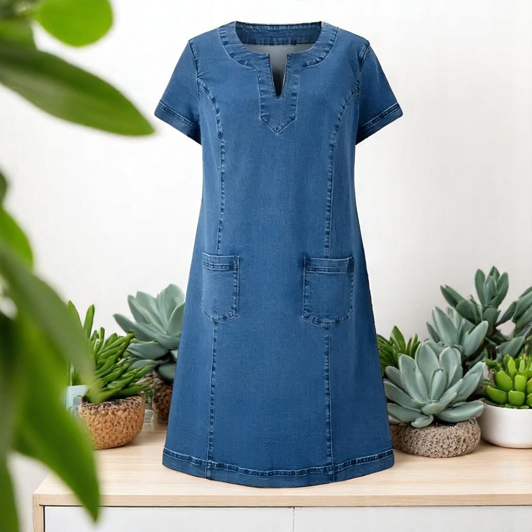 Comfortable women's shift dress featuring a relaxed fit & handy pockets. Versatile for casual or elegant everyday wear.