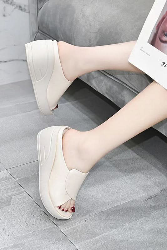 Comfortable women's slip-on sandals with cloud cushioning, great for casual summer outfits and relaxation.