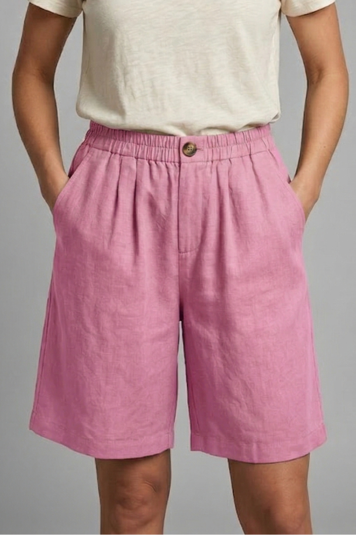 Relaxed women's shorts with elastic waist and side pockets, designed for ultimate comfort and wear.