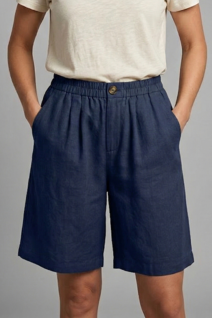 Women's summer shorts with elastic waist and drawstring, offering a comfort fit and useful pockets.