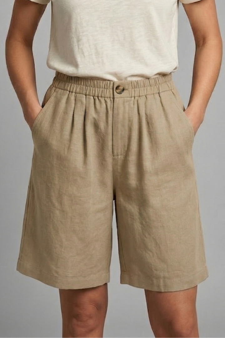 Stylish women's casual shorts with elastic waist and pockets, perfect for a relaxed summer look.