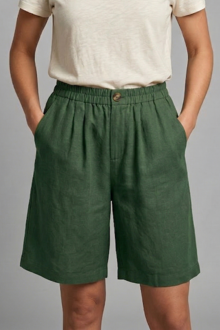 Women's loose fit shorts for warm weather, featuring an elastic waist and convenient side pockets.