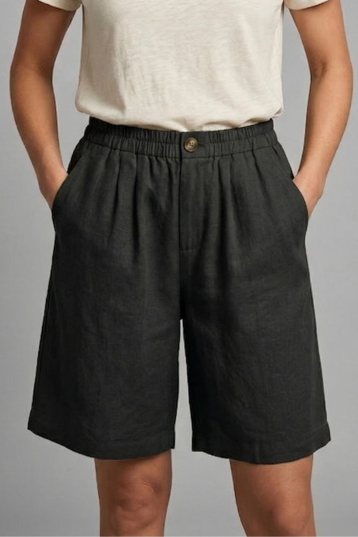 Mid-length women's comfort shorts with elastic waist, ideal for casual wear and summer fashion.