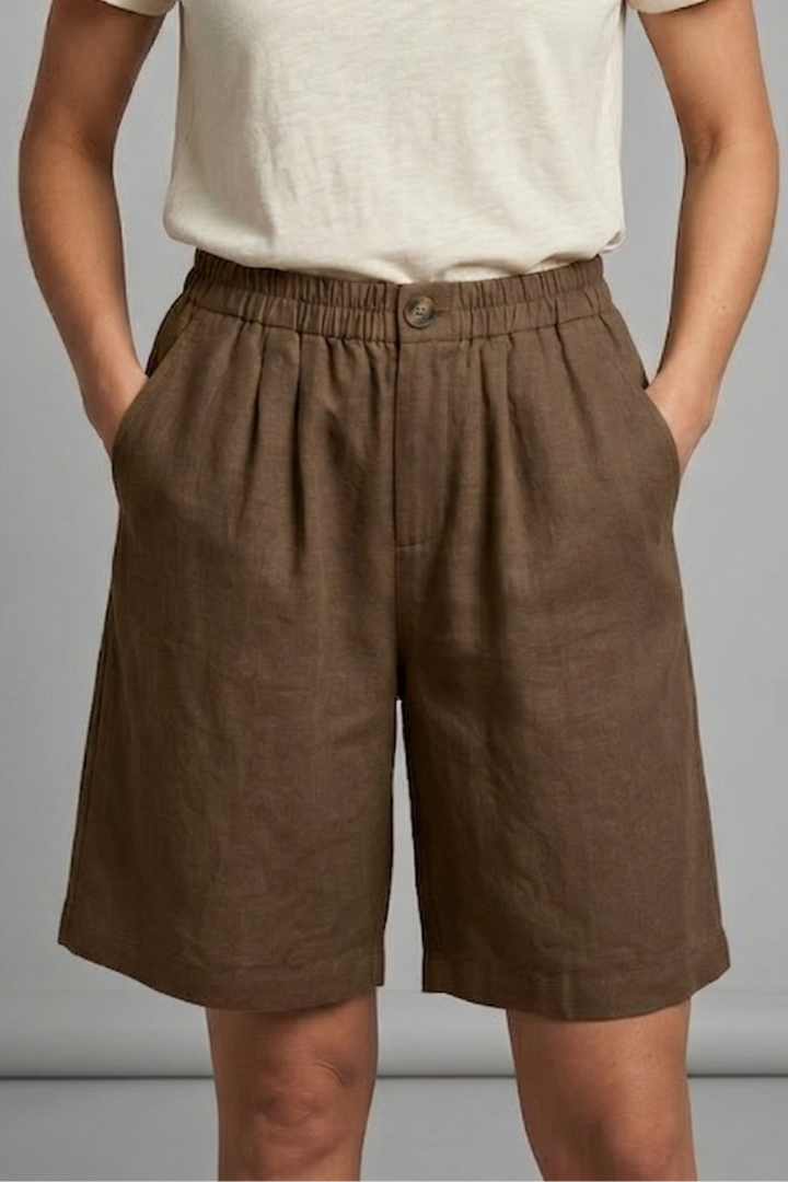 Relaxed women's summer shorts with elastic waist, side pockets, and a comfortable, breathable fit.