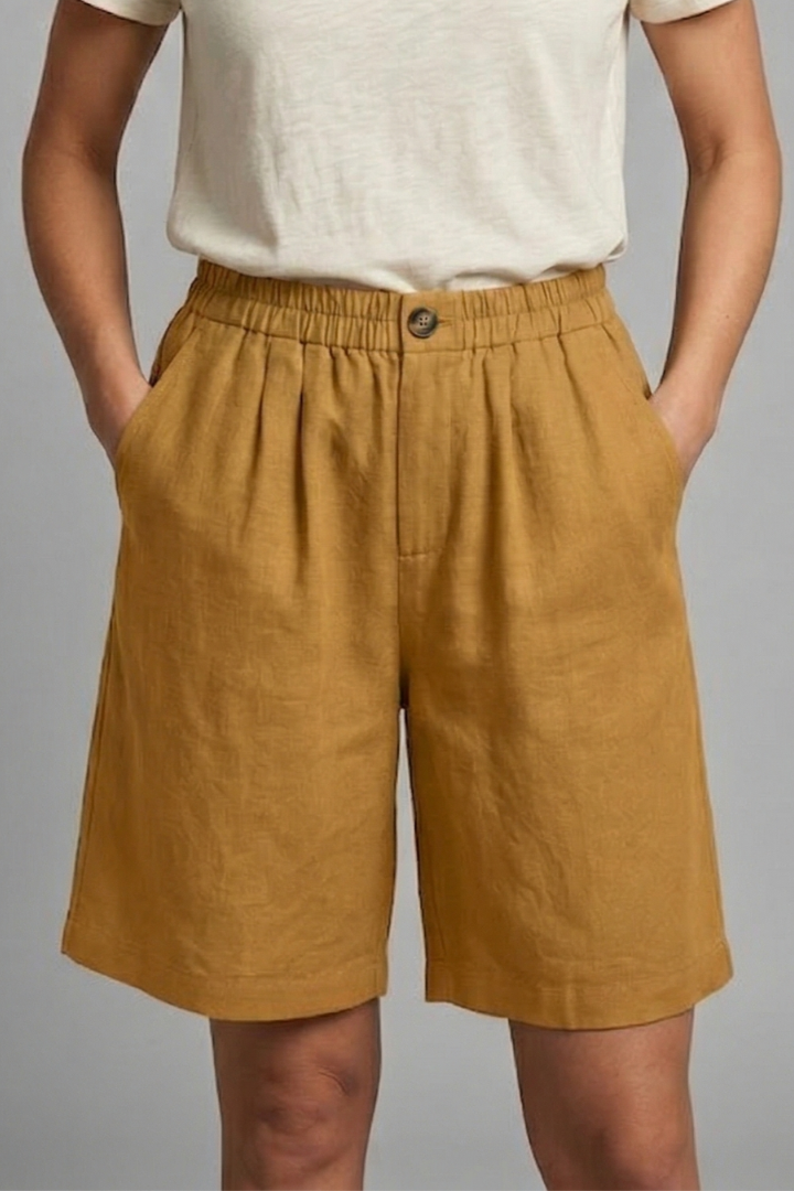 Casual women's shorts with elastic waist, mid-length, and deep pockets, perfect for everyday comfort.