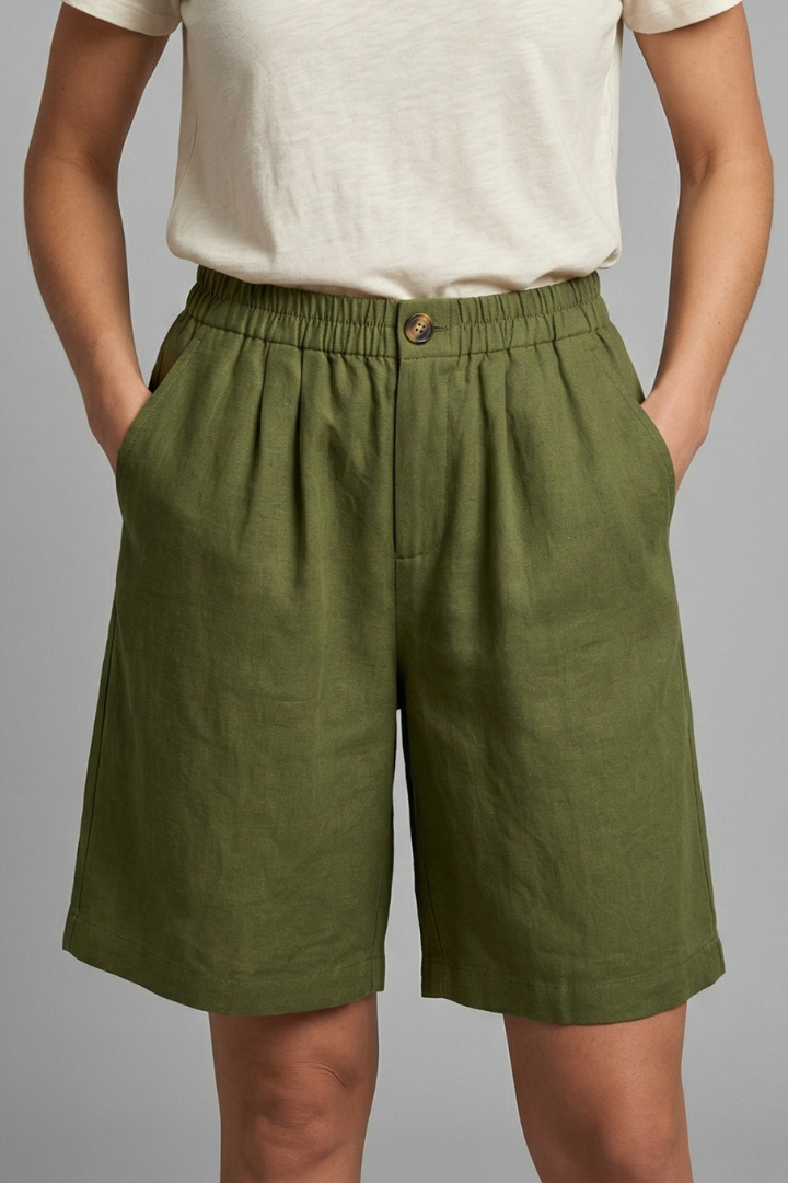 Casual women's summer shorts featuring an elastic waist, loose fit, and convenient side pockets.