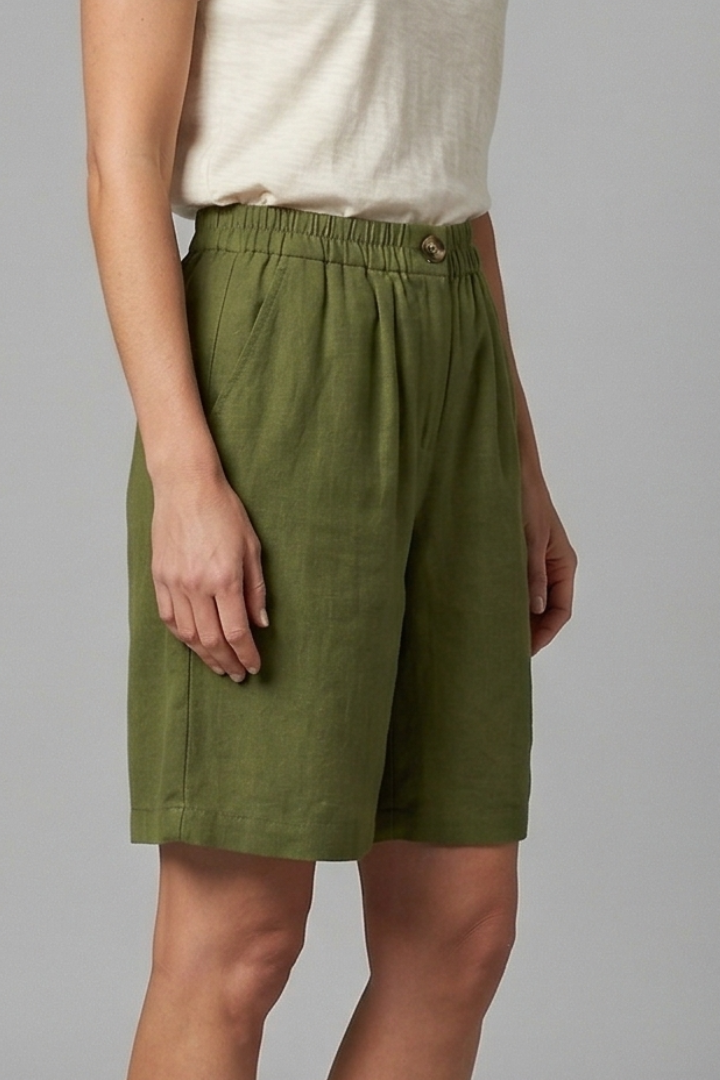 Comfortable women's shorts for everyday wear, with an elastic waist and useful deep pockets.