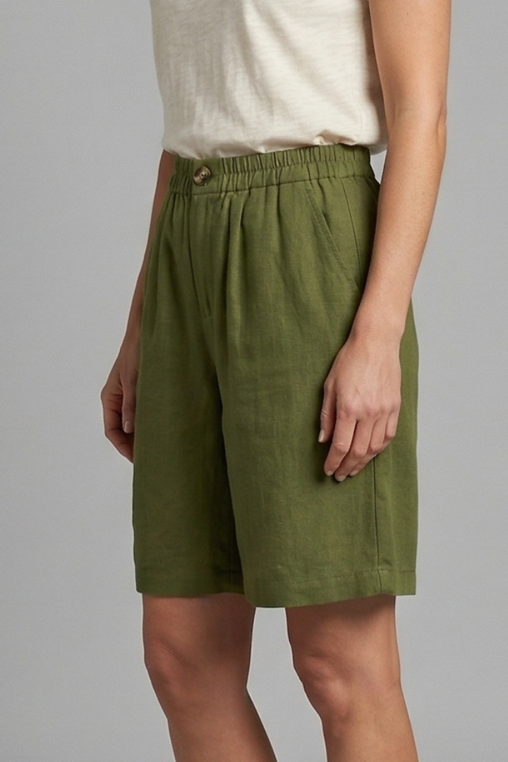Stylish women's shorts, mid-length with an elastic waist, ideal for warm weather and relaxation.