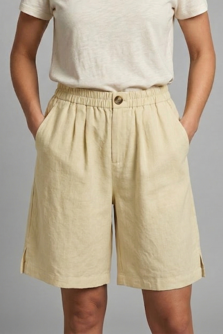 Women's casual shorts for warm weather, featuring an elastic waist, relaxed fit, and side pockets.