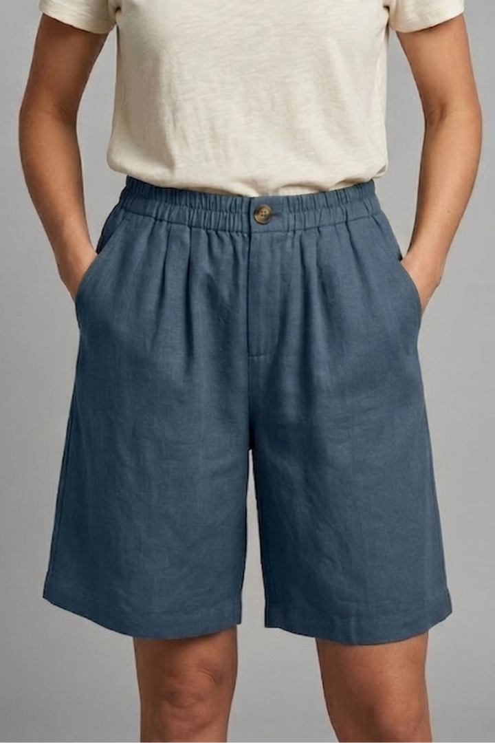 Comfortable women's mid-length shorts with an elastic waist, great for summer and everyday style.