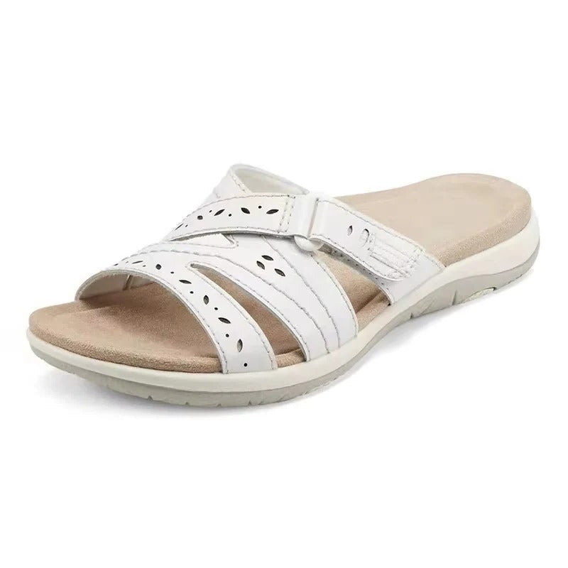 Flat women's walking sandals with adjustable straps for summer comfort. Ideal for everyday wear and breathability.
