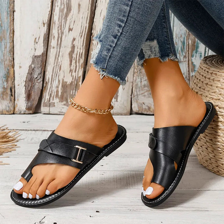 Fashionable women's summer sandals with buckles, ideal for a comfortable open-toe fit.