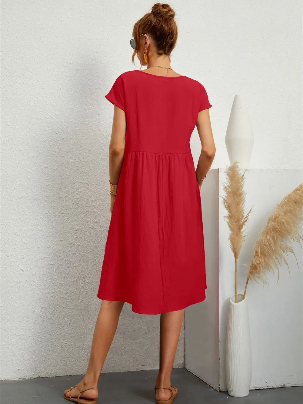 Chic relaxed fit women's midi dress with pockets, ideal for comfortable casual style.