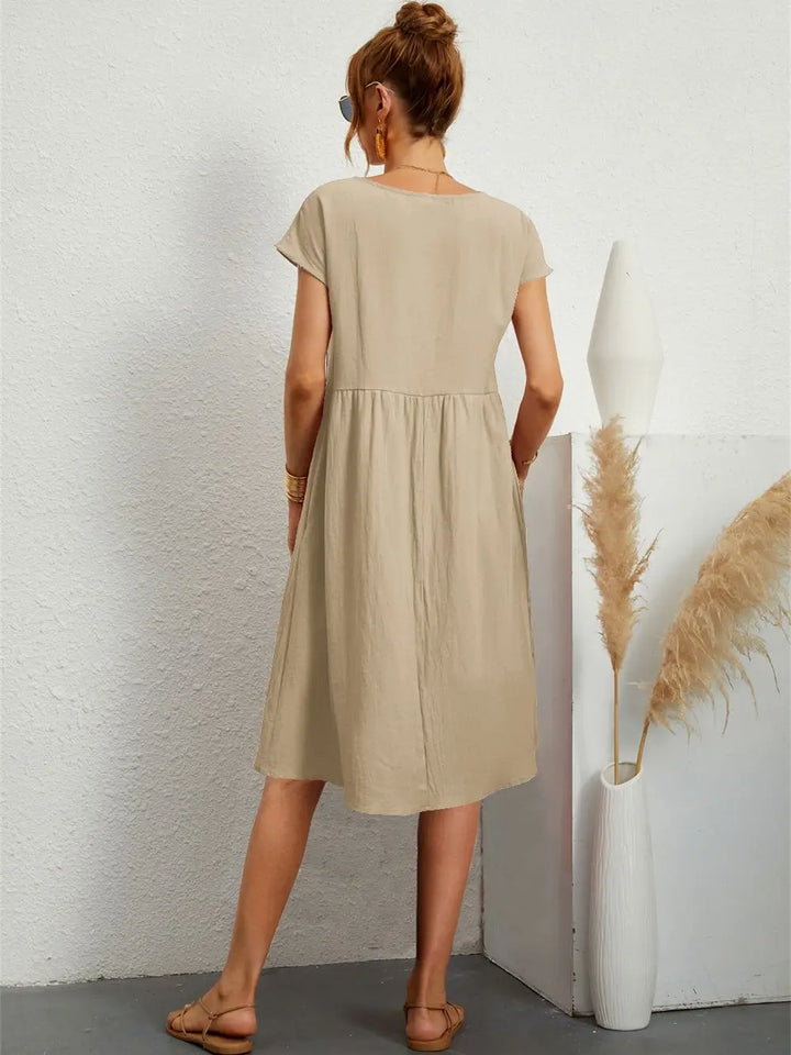 Comfortable women's midi dress with convenient pockets, great for casual everyday fashion.