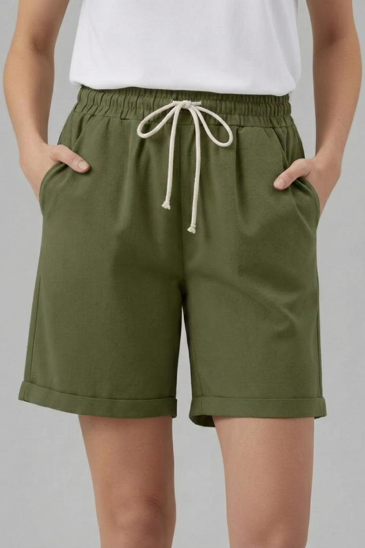 Comfortable women's lounge wear shorts with practical pockets and an adjustable drawstring.