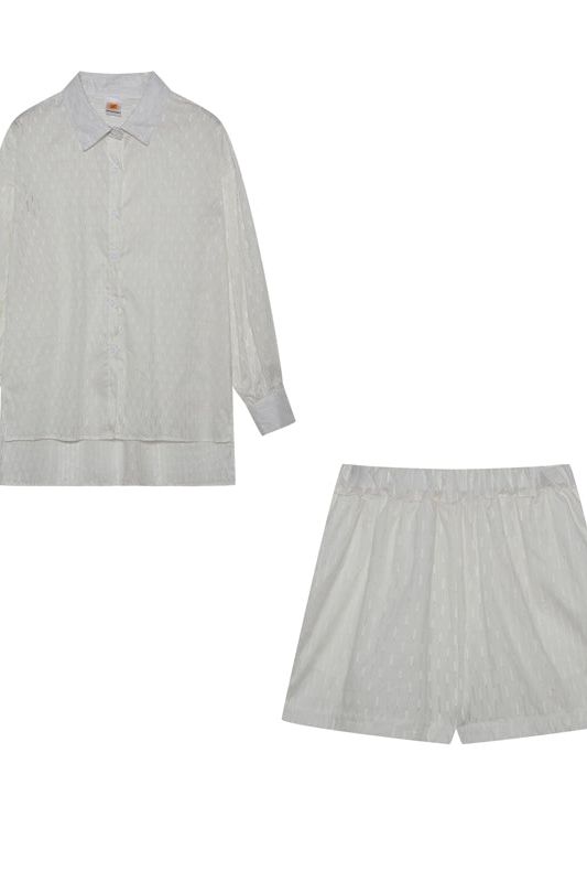 Cozy women's short sleeve shirt & elastic waist shorts set for ultimate summer relaxation.