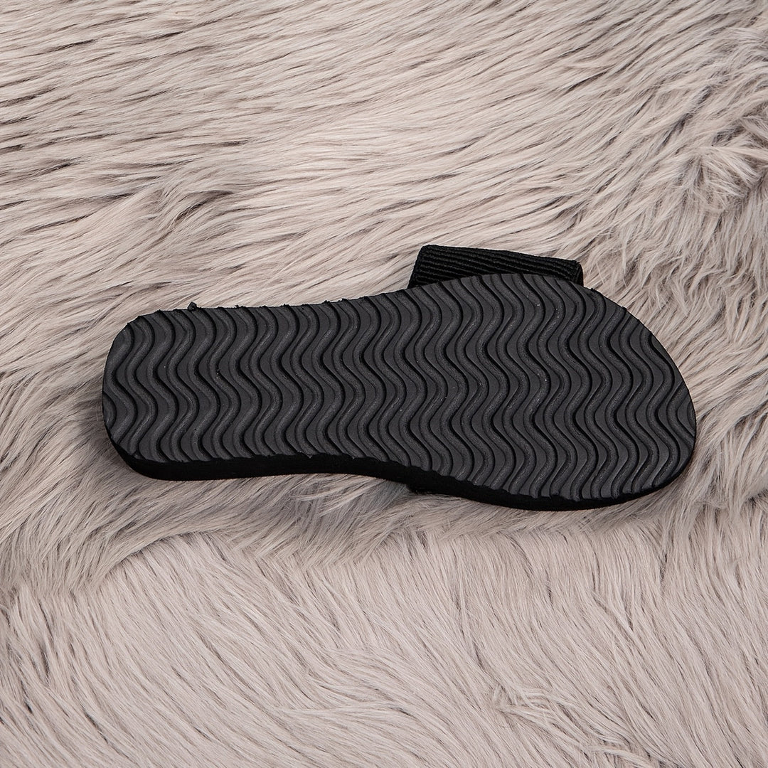 Minimalist women's flat sandals, versatile open-toe footwear for comfortable everyday summer style.