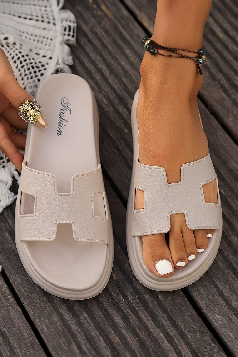 Everyday comfortable women's sandals, strappy design ideal for sunny days.