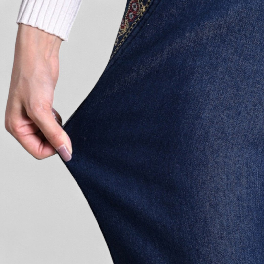 Women's everyday stretch jeans: elastic waist, relaxed fit, and side pockets for ultimate comfort.