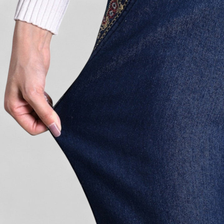 Women's everyday stretch jeans: elastic waist, relaxed fit, and side pockets for ultimate comfort.