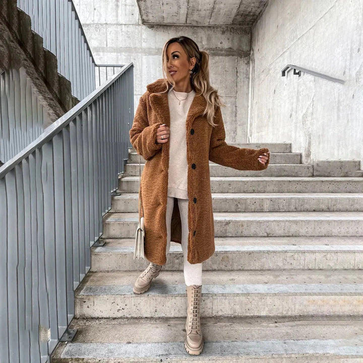 Fashionable women's oversized teddy coat. This longline, cozy jacket is perfect for stylish fall and winter wear.