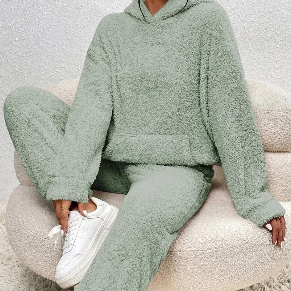 Detail of the plush hooded top from the women's cozy two-piece loungewear set, ultimate comfort.