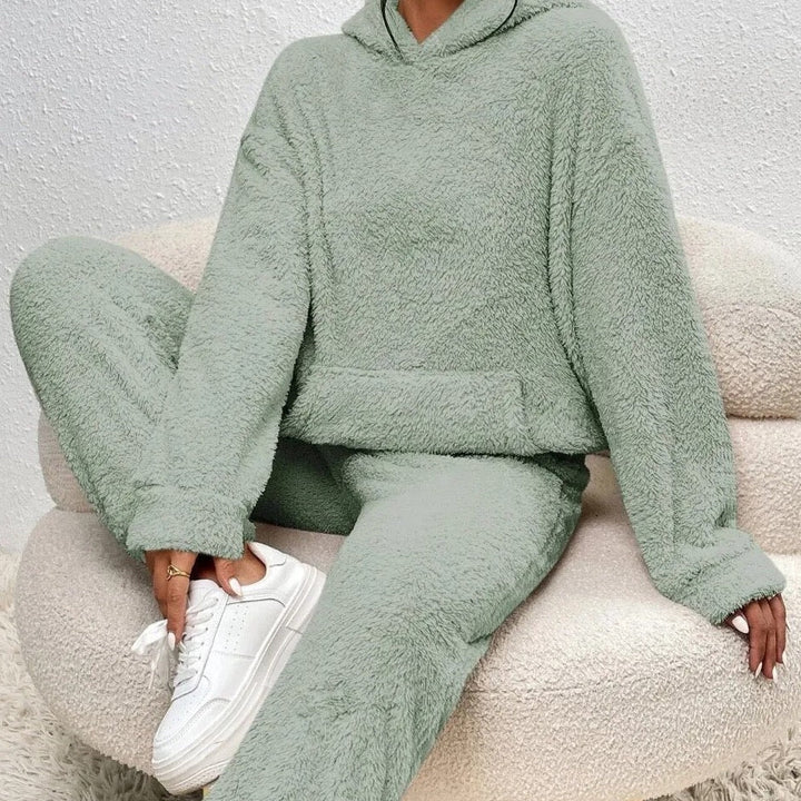Detail of the plush hooded top from the women's cozy two-piece loungewear set, ultimate comfort.