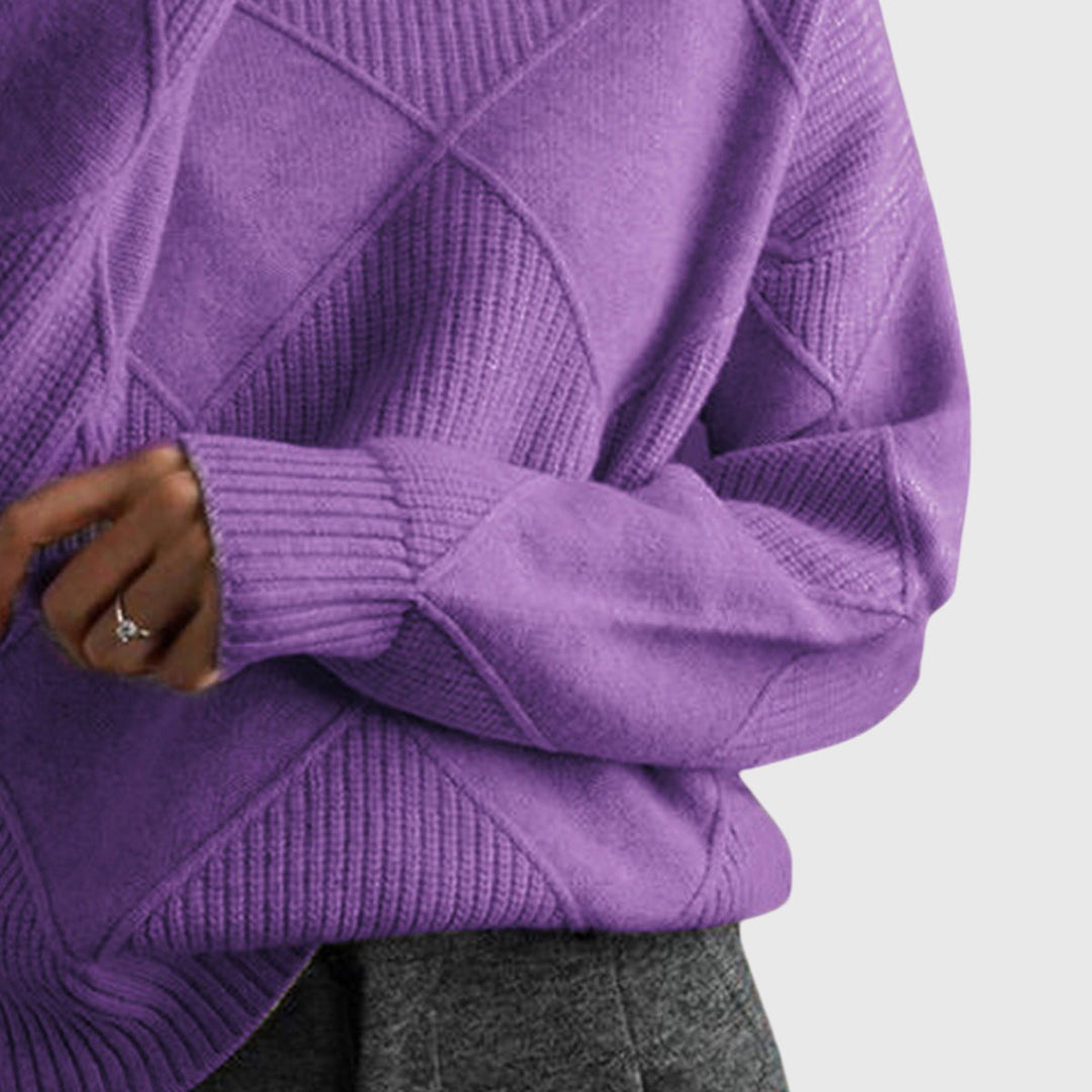 Chic women's oversized roll neck sweater with diagonal seam, must-have for relaxed winter fashion.