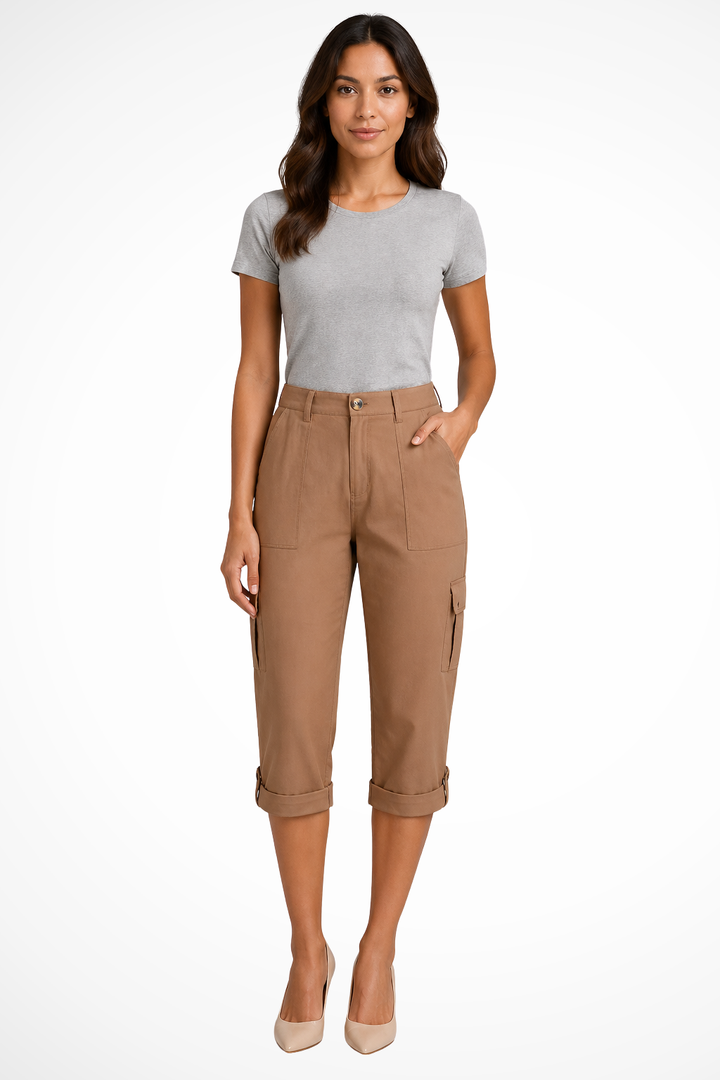 Casual women's cropped cargo pants, perfect for everyday style. Relaxed fit pocket capris for comfort.