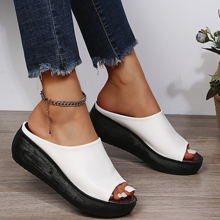 Stylish women's open-toe flat sandals with adjustable buckles, offering cushioned support for daily wear.